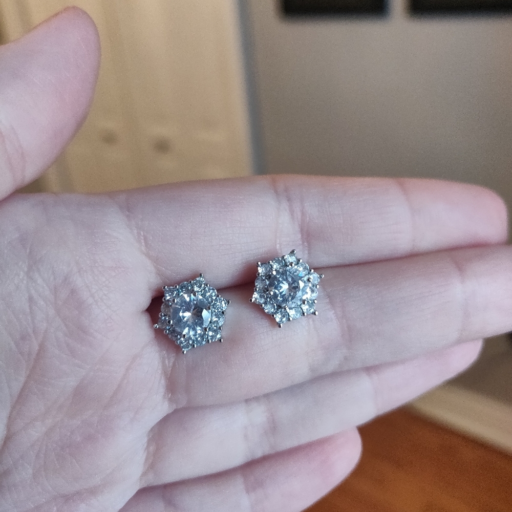 Snowflake/star stud earrings